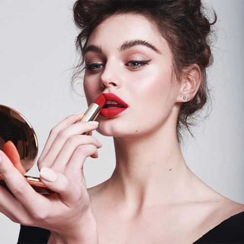 ترفندهای ماندگاری رژلب: از انتخاب رنگ تا تکنیک زدن 2 ترفندهای ماندگاری رژلب: از انتخاب رنگ تا تکنیک زدن